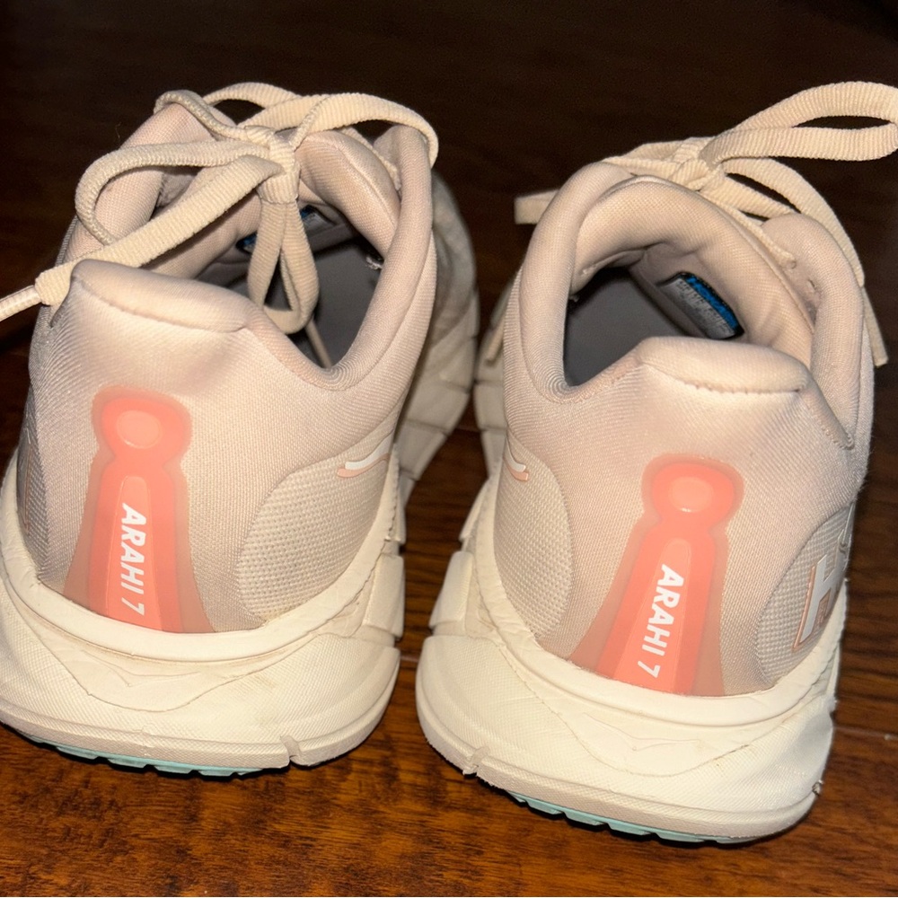 Hoka One One Arahi 7 Running Shoes Women’s Athletic Sneakers in Vanilla Cream - Picture 2 of 7